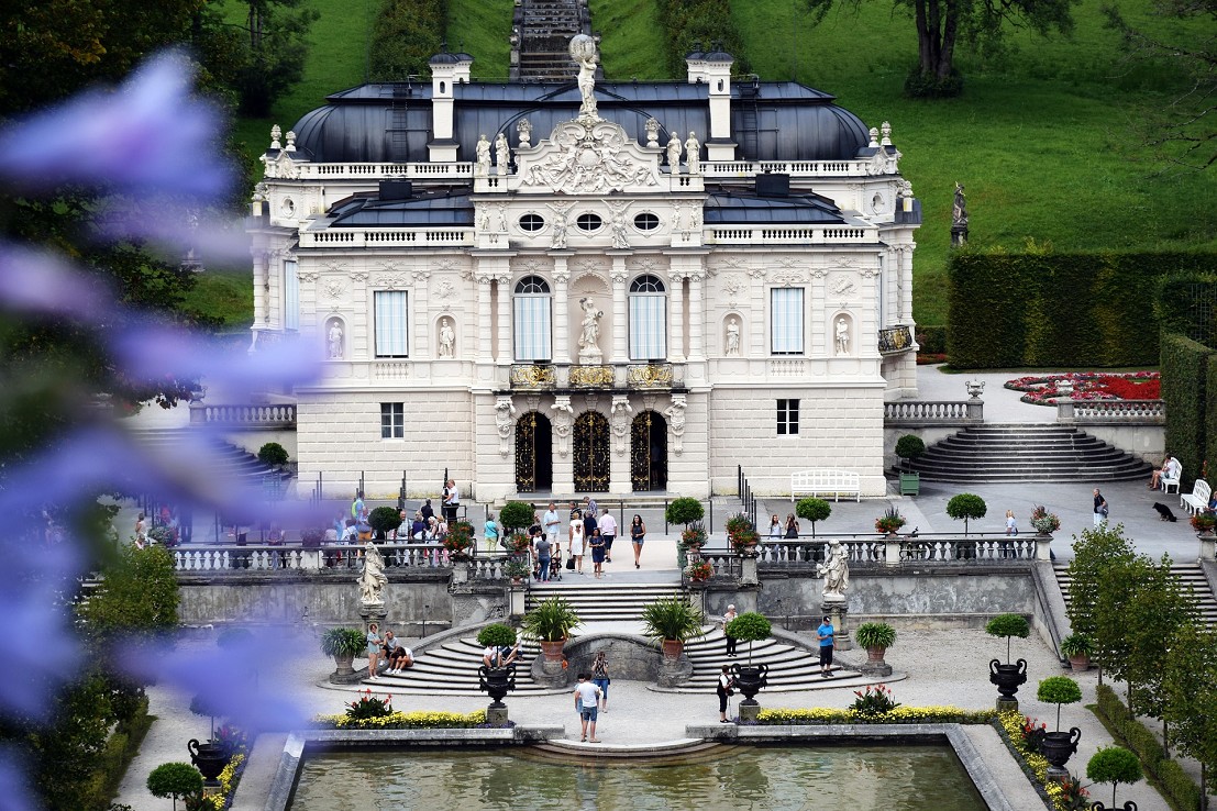 <h1>CASTELLO DI LINDERHOF</h1><p><span style="color: #cc99ff;"><strong>&nbsp;E ABBAZIA DI ETTAL</strong></span></p>
<p><span style="color: #ffffff;"><strong>DAL 13 AL 15 DICEMBRE 2024 - &euro; 319,00</strong></span></p><br><div class='btn'><a href='https://www.duemoriviaggi.it/viaggi-di-gruppo/mercatini-di-natale-castello-di-linderhof-e-abbazia-di-ettal/'>SCOPRI</a></div>